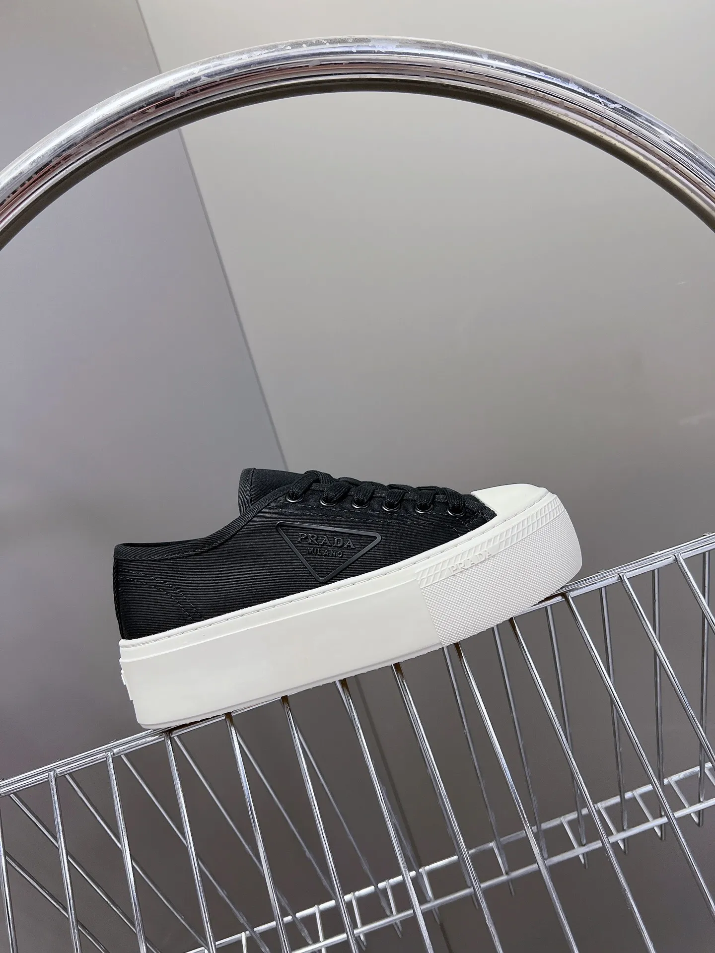 💕💕Factory direct selling price p480💕💕 Prada canvas shoes, the latest black technology in technical canvas. After a few years, Prada has brought us beautiful biscuit shoes. A must-have item that fashionistas must not miss. There are no complicated decorations, and the texture is very vintage. The purity and minimalism are neat and poetic. The latest canvas adds a casual touch.  Upper: Original technical canvas Short foot pad: Sheepskin Outsole: Eva ultra-light foam Outsole height 4CM Size: #35-41 (40 customizations are not returnable)